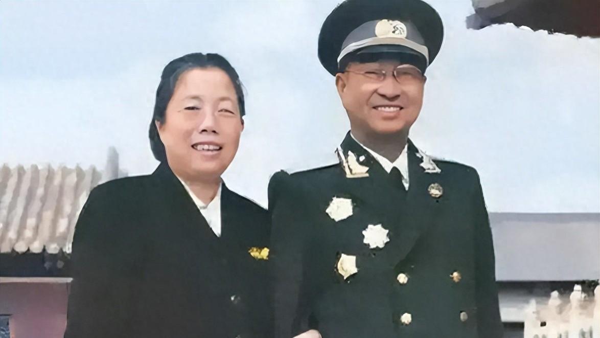 55年授衔仪式后，陈赓直奔西花厅，对秘书说：快给我和颖超拍个照
