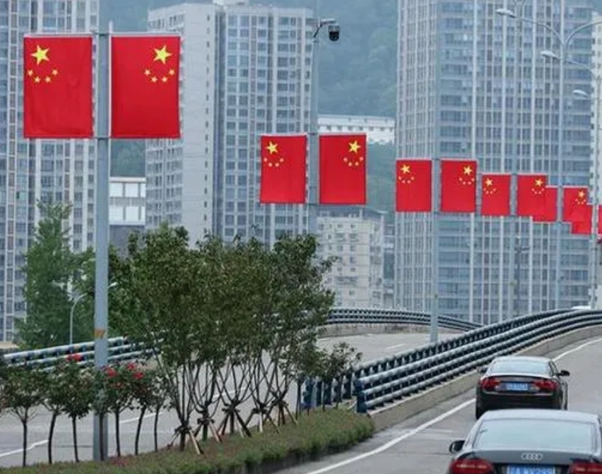 马上要国庆了，感恩伟大的祖国，让我们中国人基本上现在都吃喝不愁即使是残疾人五保户