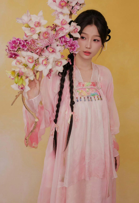 "虞书欣拿着一束鲜花，笑容甜美，仿佛整个春天都绽放在她的笑容里。"

虞书欣手捧