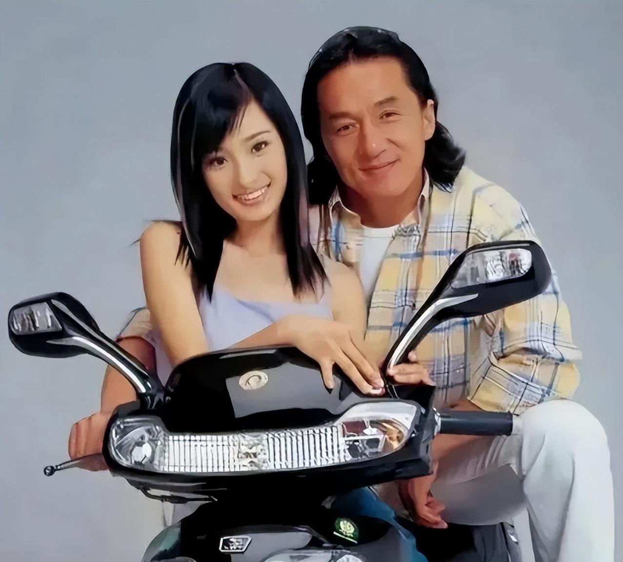 娱乐圈真残酷！成龙大哥当年拍广告，赚得盆满钵满，小杨幂却只有几张毛爷爷！这差距，