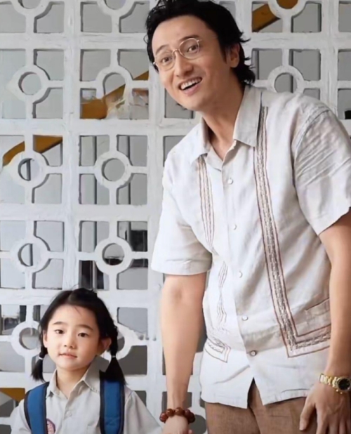 《孤注一掷》中的陆秉坤，为什么要将女儿带在身边？
 
这么说吧，要是他有的选，肯