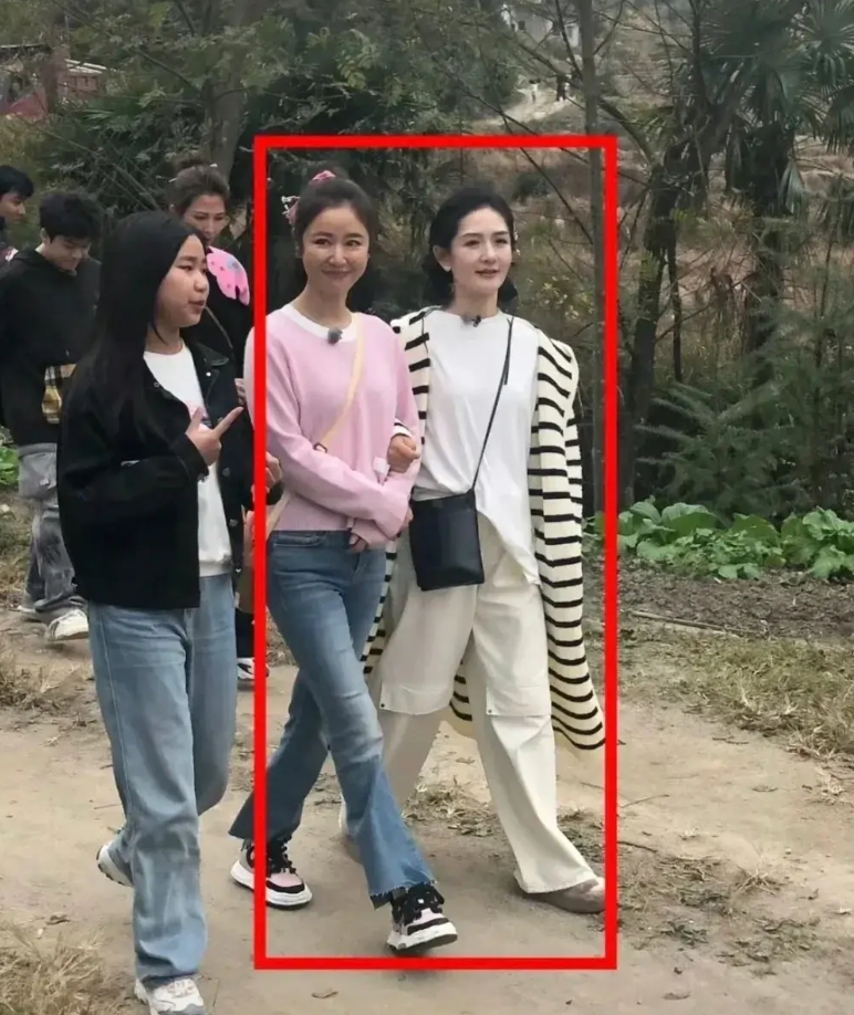 明星就是明星，虽然走在乡间土路，但是和旁边的素人还是区别很大的，好气质完全包不住