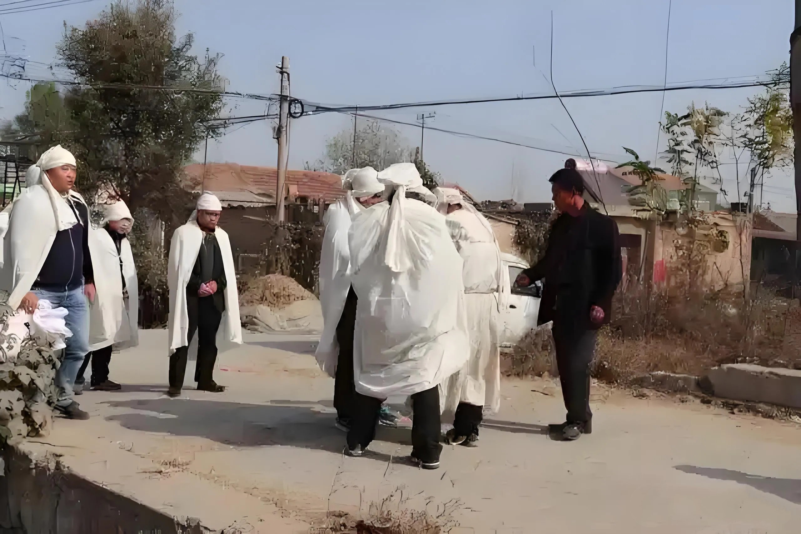 贵州三都，男子为妻子送葬，半路上，遭一辆越野车封路，男子一行人又往回走，却被5名