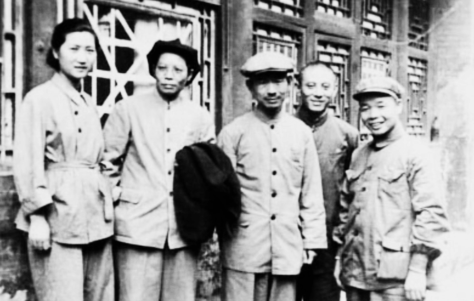新中国成立后，有人劝说华北军区卫生部部长殷希彭（开国少将）：“您可是医学博士，怎