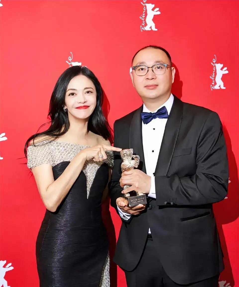 姚晨，闷声干大事！
2月23日，演员姚晨上了热搜，没想到，这一次不是有了新作品，