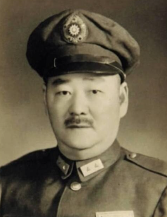 杜聿明集团被包围在陈官庄后，国民党中将郭一予看上了一个漂亮的女学生，以供应她一家