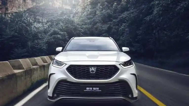丰田推出廉价版皇冠，2.5L双擎油耗低至4.7L，值不值得入手？