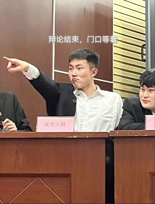满朝文臣，输给了俩武将