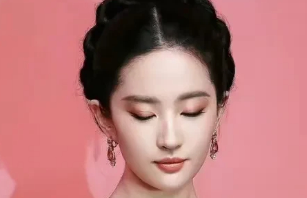 对演员来说最重要的不是“戏”，而是角色，角色才是真作品，扮相是角色的重点门面。刘
