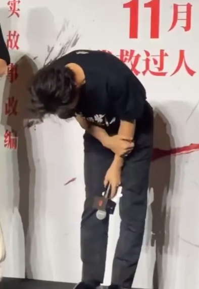 黄晓明，终于道歉了！

第一，女友叶珂被网暴，他内心很难过。

第二，女友叶珂不