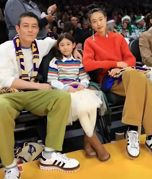 社会对男人太宽容了。
艳照门事件后的陈冠希，
虽然销声匿迹很多年，
但依然娇妻香