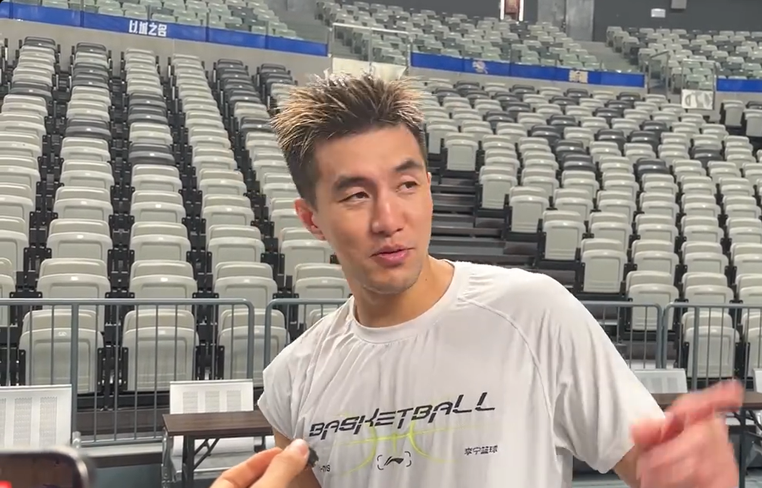 记者提问：郭艾伦，今晚的比赛，你怎么看？

郭艾伦，我坐那看，而且还得坐在广告牌