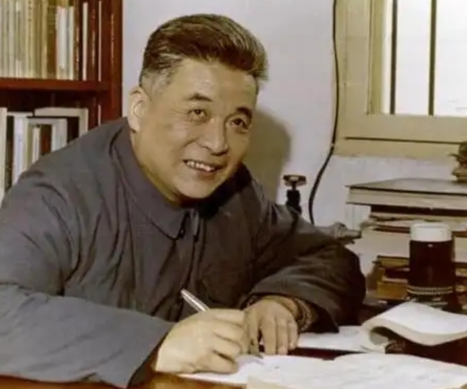 1986年7月，邓稼先浑身大出血，死状惨烈，而在离世之前，他拉着妻子的手，深情地