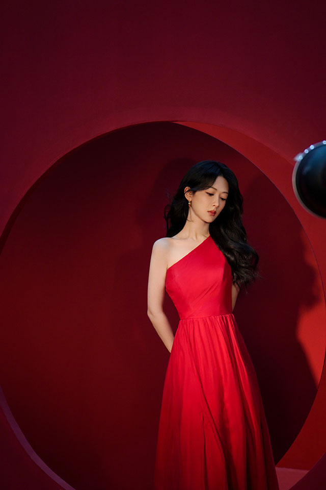 #杨紫红色纱裙# 杨紫替某饮用水品牌拍摄宣传片，这一袭红裙风情万种