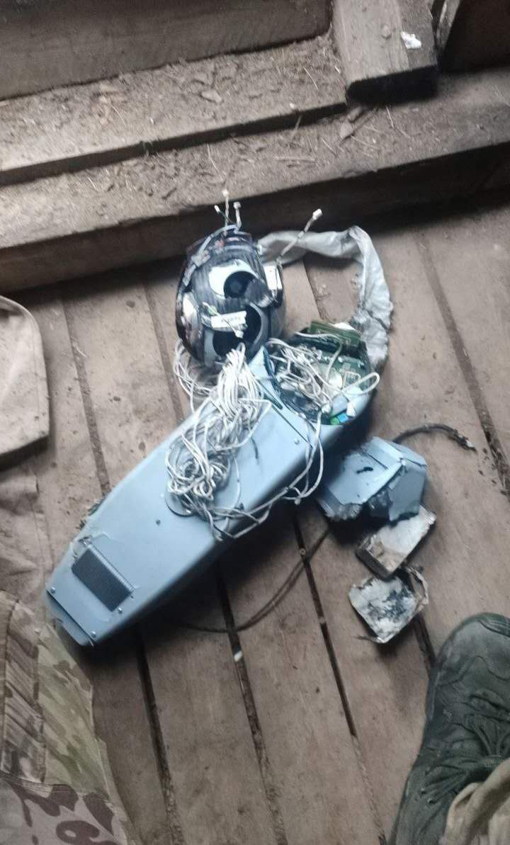 扎波罗热前线，乌军的一架无人机遭到俄军反制，看来机身又是遭到了航拍机投网，或者直