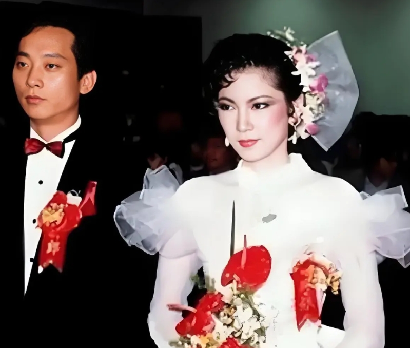 这是叛徒萧天润迎娶台湾电台女主播张德芬时拍下的照片，照片上的萧天润意气风发，毕竟