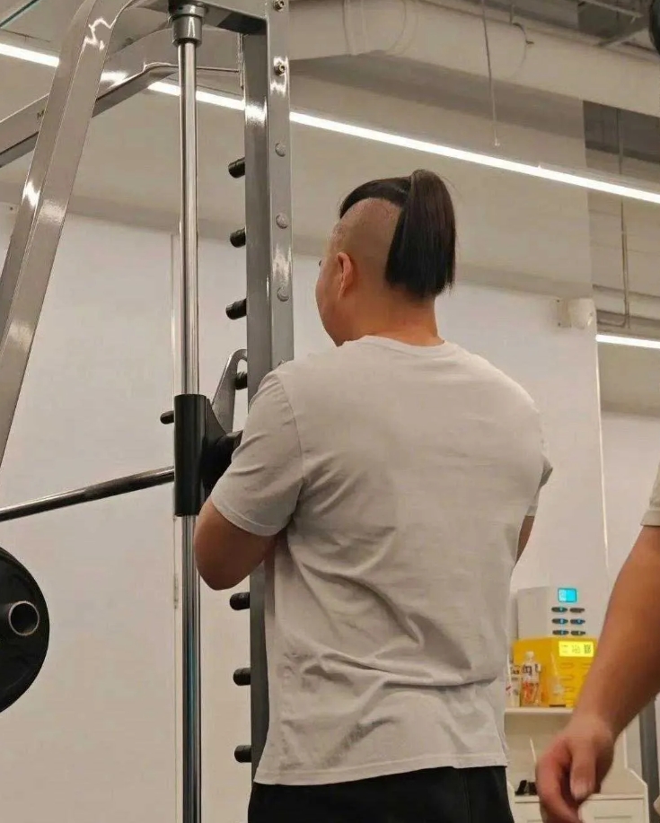 偶遇东北雨姐健身，网友惊讶：原来她不只干农活
