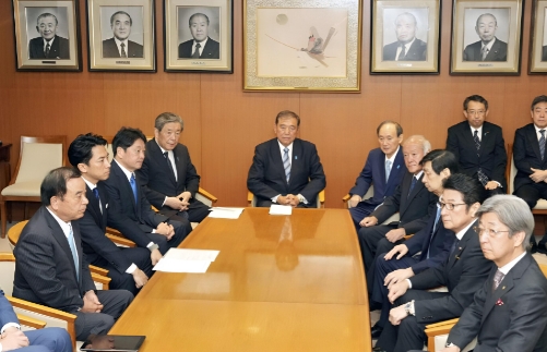 这次真急了，石破茂一脸愁容！日本派代表团2月16日访华，施压中方放开稀土限制。
