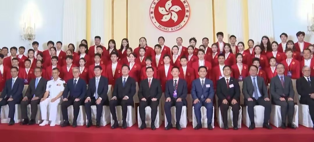 8月29日，奥运健儿们开始访问香港的第一天！小编有四个没想到：

1. 没想到香