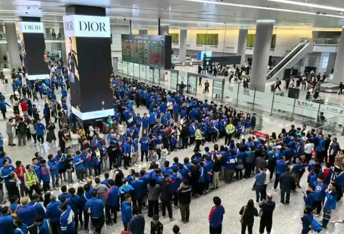 亚军尚且如此，如果申花夺冠，上海会万人空巷吗？

这是上海球迷凌晨在机场迎接申花