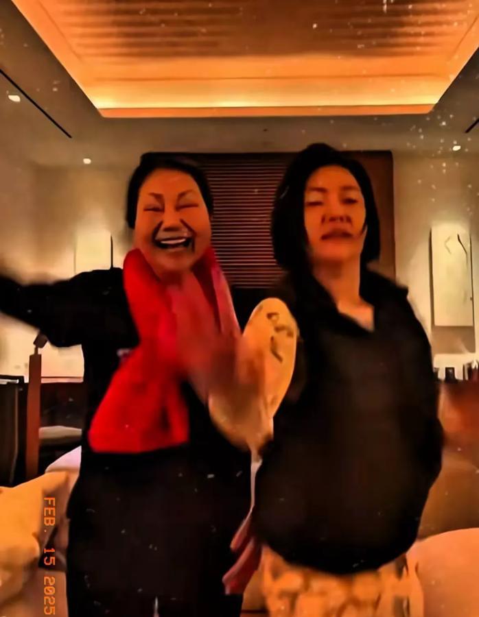 大S以前真是爱孩子，如今爱不动了！

刚生娃那会，眼里满满都是孩子，后来和具俊晔