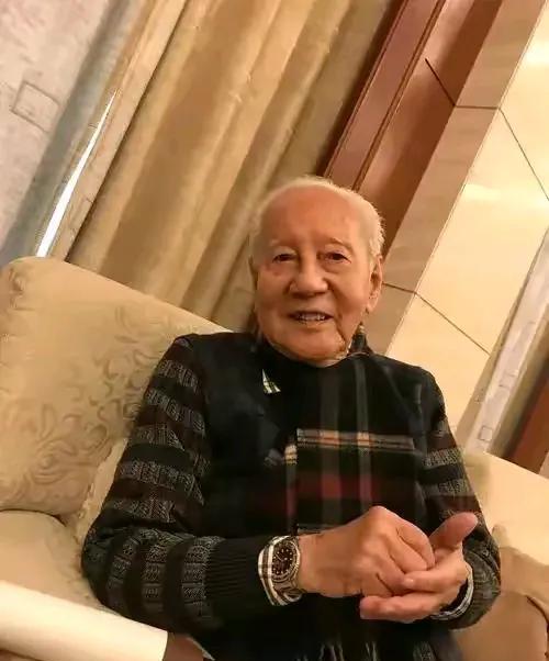 黄旭华本来打算是学医的，因为父母都是医生，所以他就很自然地想子承父业。可是小学毕