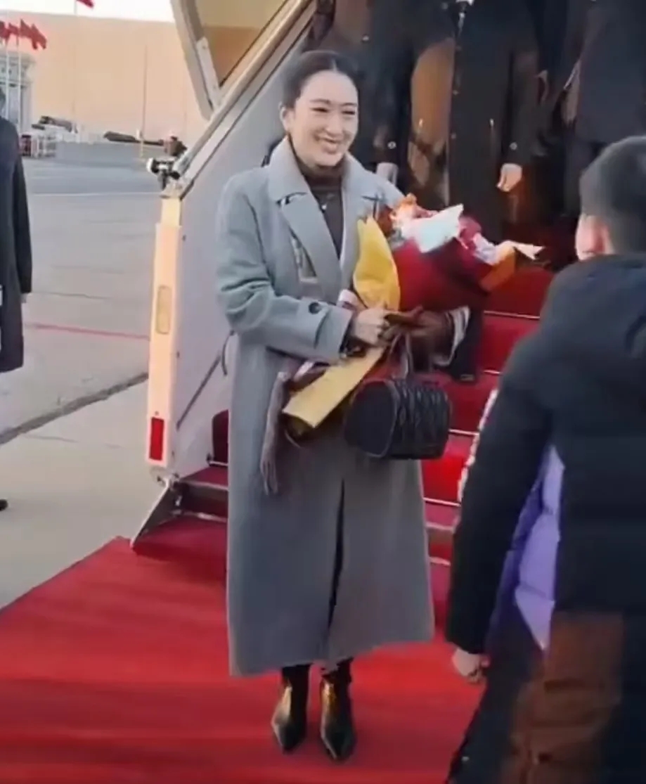 泰国总理抵达北京一下飞机被暖到了
泰国美女总理佩通坦于今日傍晚抵达北京对我国开启