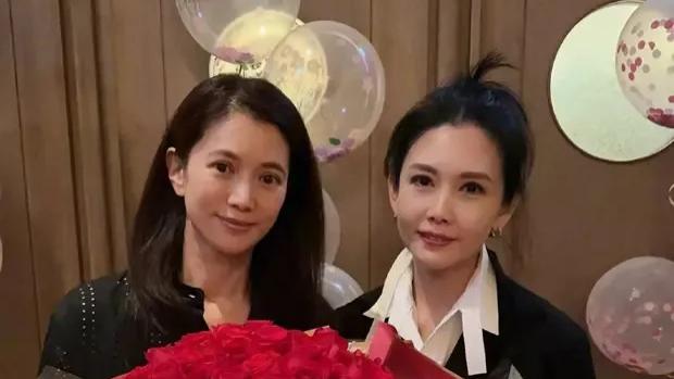 张智霖深情为53岁袁咏仪庆生，邱淑贞惊喜亮相风采依旧，网友齐赞：靓靓姐美貌不减当年，依旧抗打！