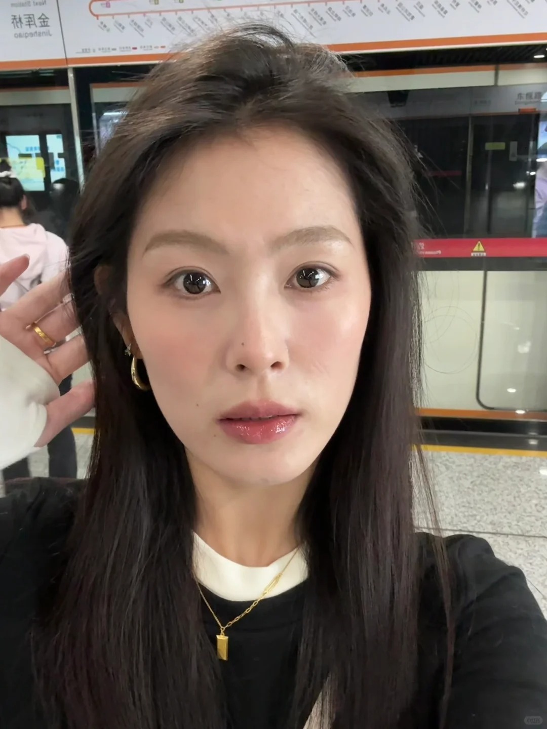 黄皮现实中很难看
到这么美的妆 这个口红颜色黄皮姐妹请焊脸上！