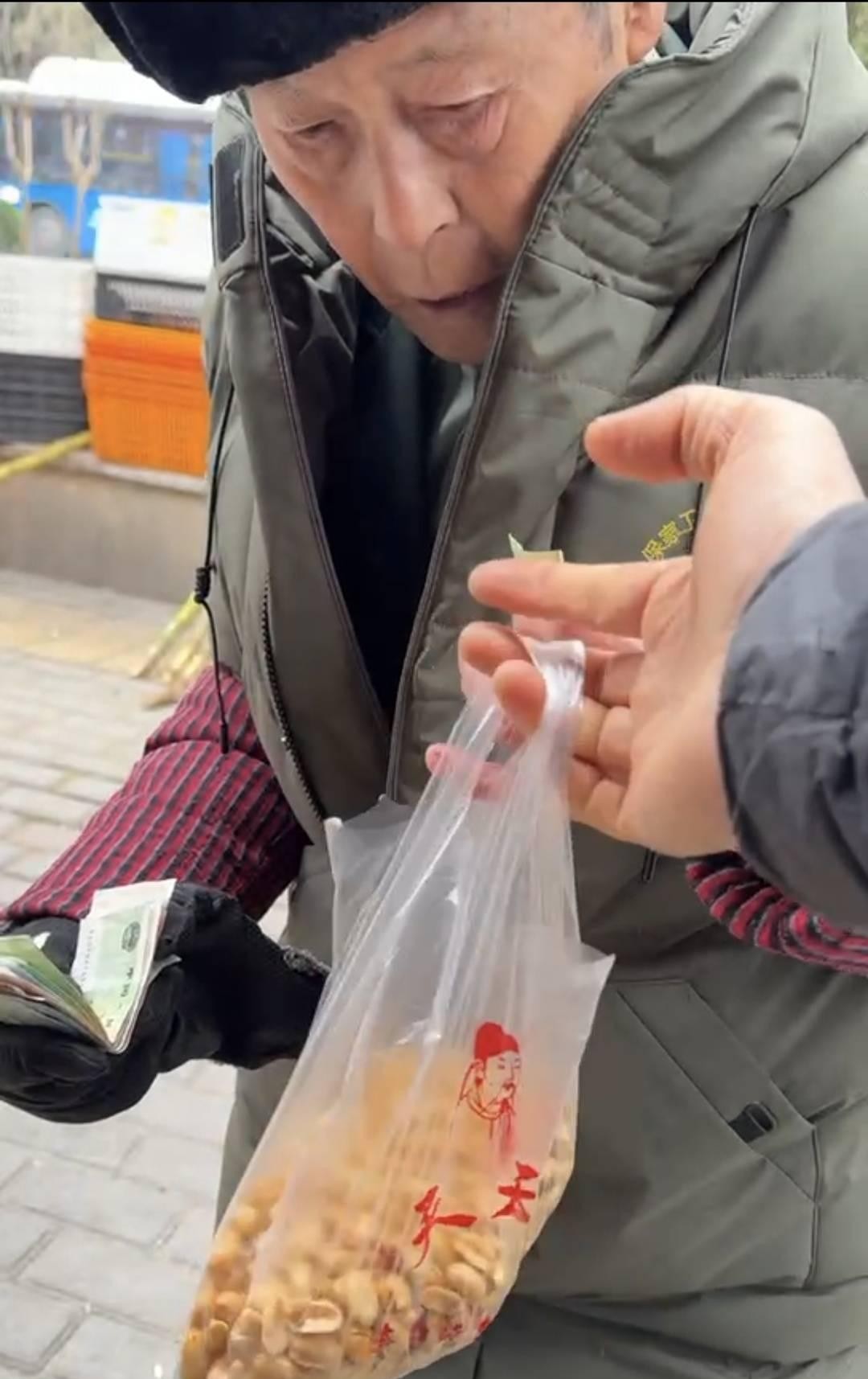 四川一位92岁的老兵，曾是参加抗美援朝的英雄，有一天步履蹒跚地走进了一家干货店，