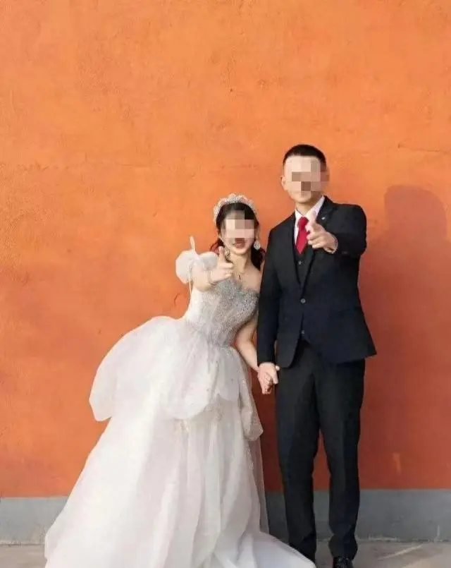 妻子出轨，丈夫自杀。
男子的母亲透露，儿子已经被火化三天了。由于他是入赘，按照习