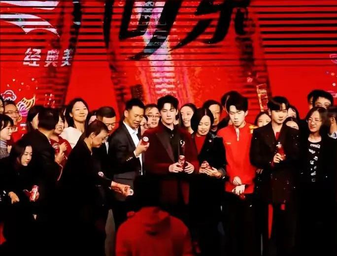 他俩站C位不重要。主要是品牌方你不能动手，她一推一拉把口碑推到了低谷。
 
她行