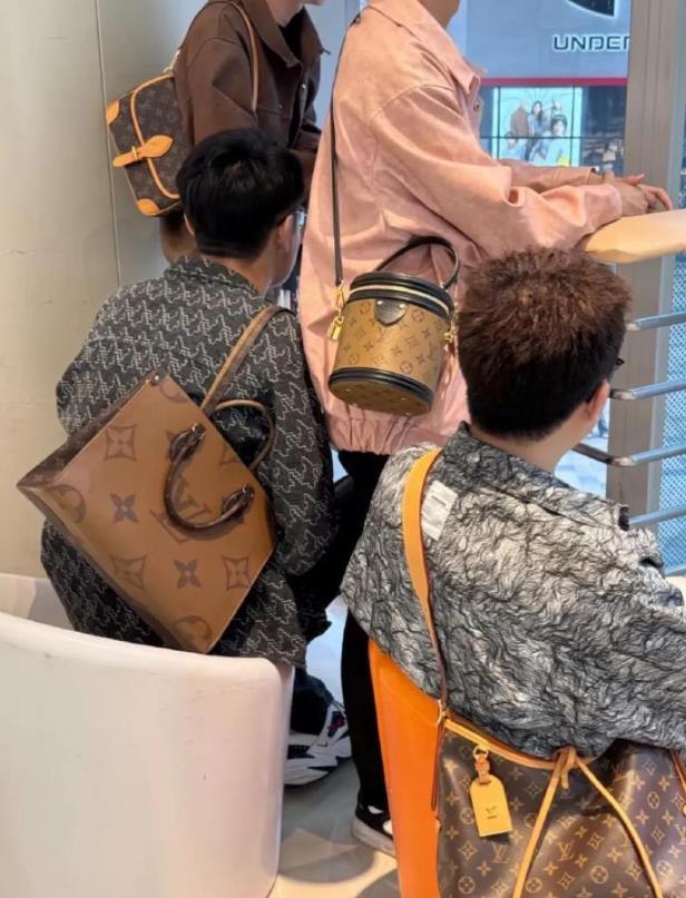 奢侈品包如今随处可见，原因何在？