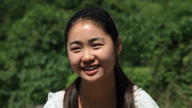 断臂女孩杨佩：不愿拖累父母外出打工，靠十字绣逆袭，告白却被拒