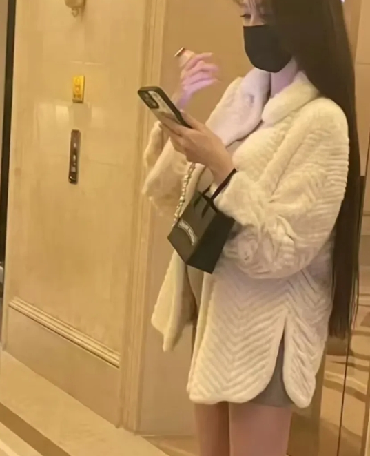 叶珂大着肚子，手里拿着养乐多！

叶珂这个肚子这么大了，看样子官宣的时候就已经怀