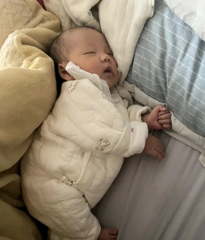 表姐家的孩子才上大二，今年回来过年给我表姐带回来一个孙子，已经有俩个月了。表姐哭
