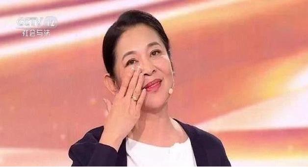 倪萍说，我本姓刘，母亲和父亲离婚后，随母姓倪！我妈重男轻女，一辈子没给过我好脸色