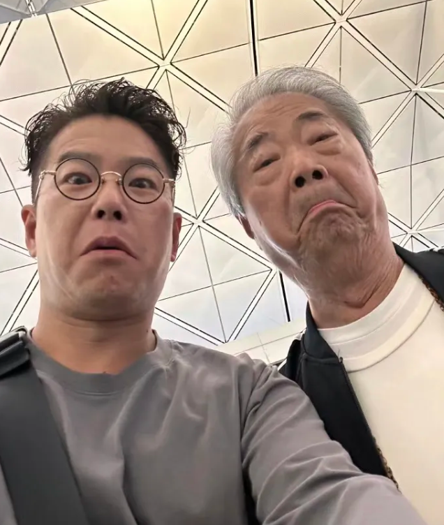 林晓峰和他父亲长得太像了！脸型和五官就像是复制出来的