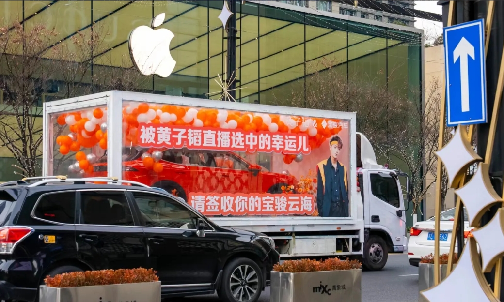 黄子韬，肠子都悔青了，一夜之间痛失三项。

黄子韬送粉丝的车在二手平台现身，包邮