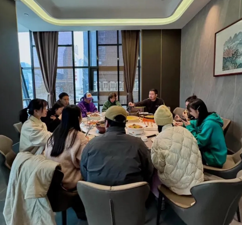 现在的年轻人越来越清醒了，结婚不摆酒席了。前两天我侄子结婚，就请了双方父母亲人一
