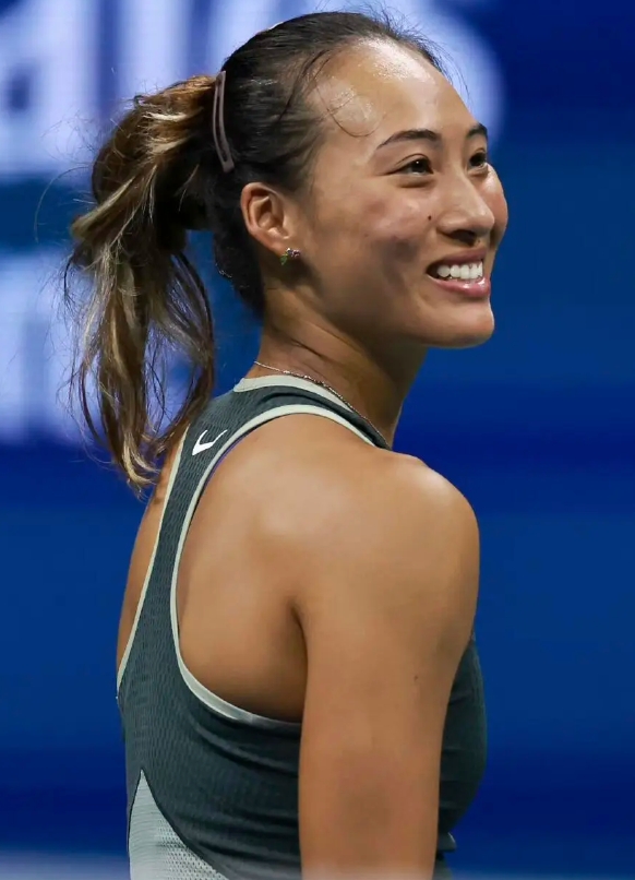郑钦文2:0横扫保利尼，打进WTA 年终总决赛四强，5点没想到……

一：万万没