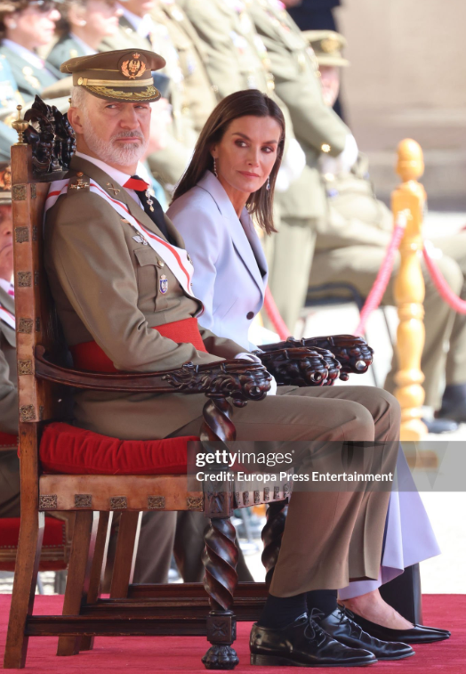 费利佩国王与莱蒂齐亚王后坐在主席台上寻找女儿，两口子望眼欲穿，原来女儿莱昂诺尔在