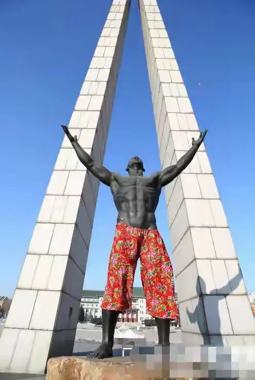 长春文化广场“男体”雕像，备受争议
国外这样的雕塑多了去了，国外旅游看见这样的雕