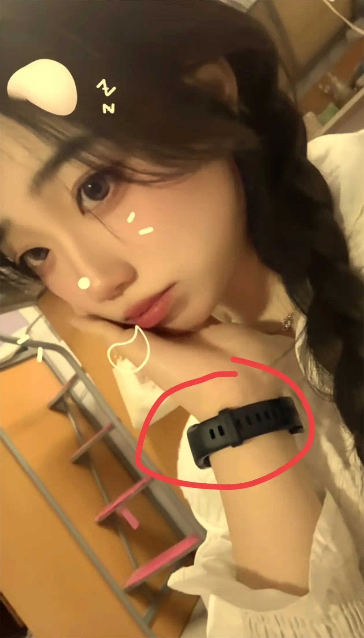 女生突发心脏病倒在操场上，医学院呢学校都会心肺复苏，可是导员不让施救，不是置之不