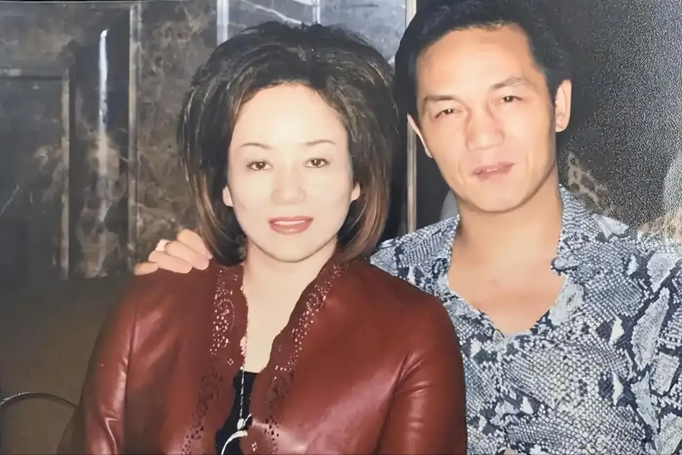 2002年，杨恭如和上海首富周正毅恋爱，搬入月租12W的豪宅，开着300W的豪车