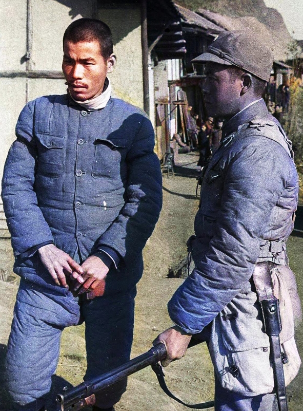 抗战时期，被中国军队被俘虏的日军，表情看起来有些不服气？作为手下败将，他们没有了