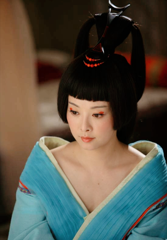 公元前52年，太子刘奭去拜见皇后。皇后准备了五个宫女，让他挑一个侍寝。刘奭无奈，