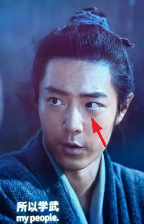 肖战的眼睛看起来怪怪的，两个眼球转动不一致，很影响演技。