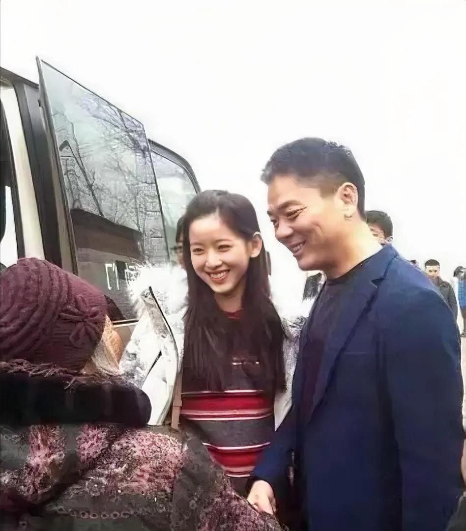 一次，刘强东带妻子章泽天回村子里慰问老人。
章泽天十分的懂事乖巧，见到了长辈不仅