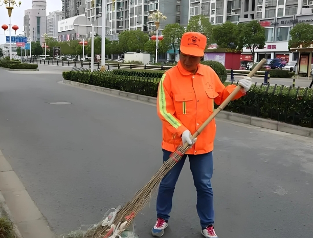 “这位大妈火了！”浙江湖州，环卫工人收到一双别人不要的球鞋，她打算刷洗一下给儿子